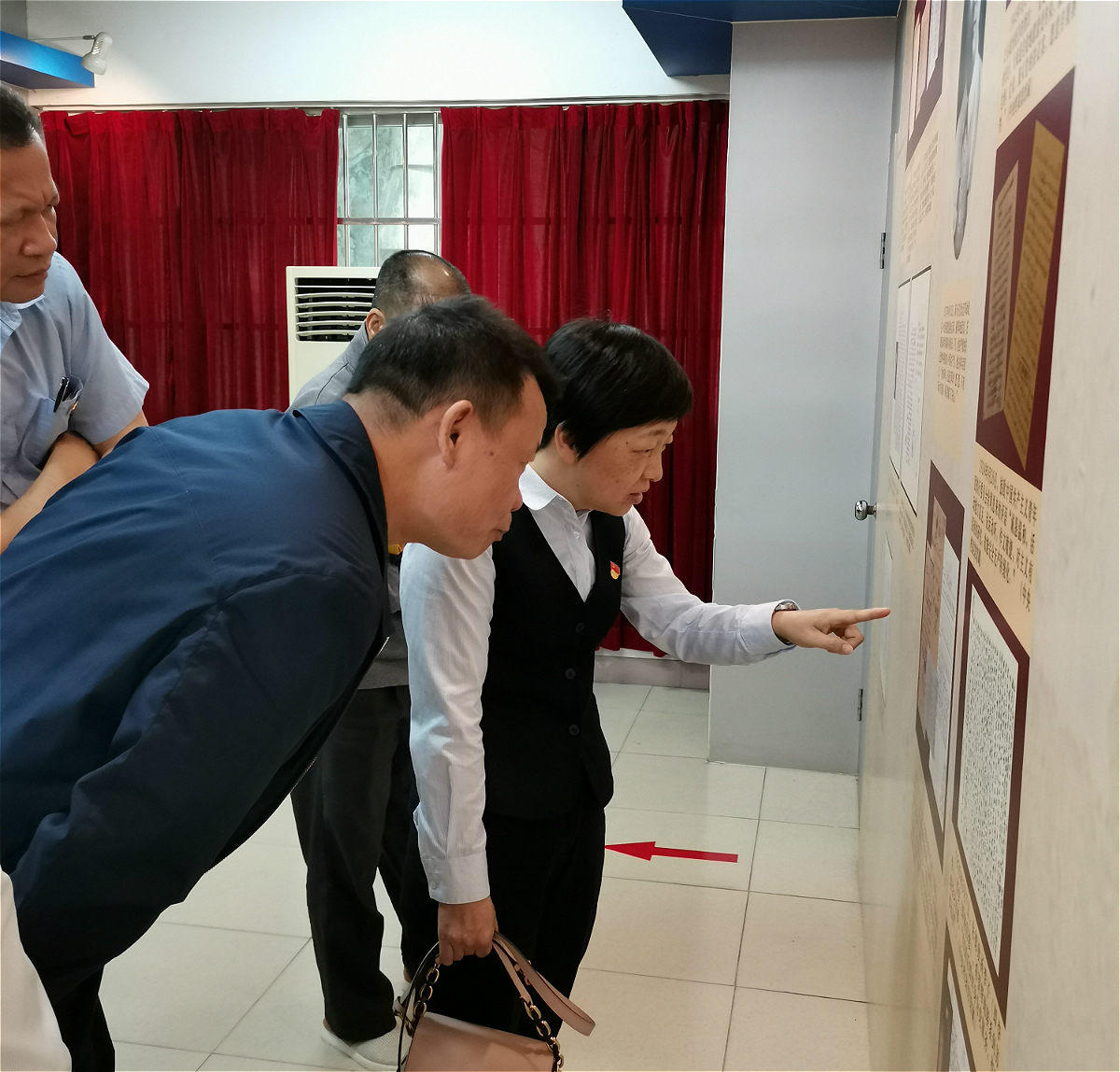 【主题教育】新会水务公司组织党员参观“不忘初心、牢记使命”档案文献展图5.jpg